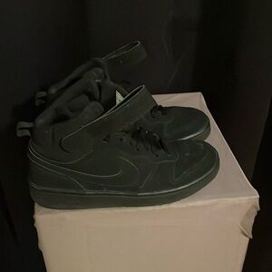 Nike hot top tennis shoes, size 6 1/2 Y